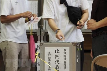 Cử tri bỏ phiếu trong cuộc bầu cử Thượng viện tại Tokyo, Nhật Bản ngày 10/7/2022. (Ảnh: AFP/TTXVN)