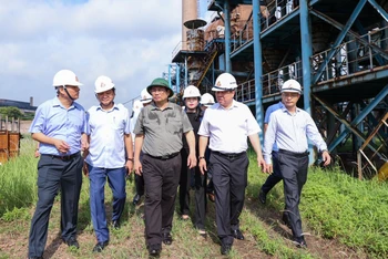 Thủ tướng Phạm Minh Chính và Đoàn công tác của Chính phủ đã khảo sát khu vực Dự án mở rộng giai đoạn 2 Nhà máy Gang thép Thái Nguyên (Tisco 2). Ảnh: Trần Hải