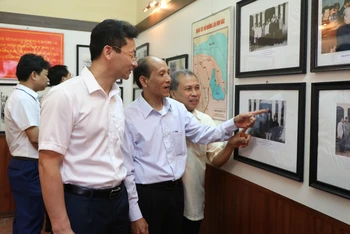 Ông Công Ngọc Dũng, cháu nội cụ Nguyễn Thị An giới thiệu về di tích tại phường Phú Thượng. 