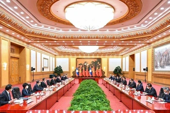 Hội đàm giữa Tổng Bí thư, Chủ tịch Trung Quốc Tập Cận Bình và Tổng Bí thư, Chủ tịch nước Lào Thongloun Sisoulith. (Ảnh: Tân Hoa Xã)