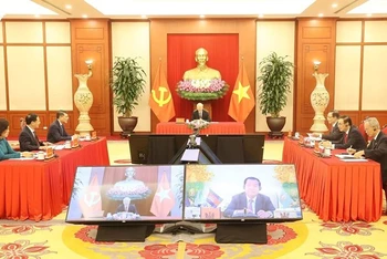 Tổng Bí thư Nguyễn Phú Trọng điện đàm với Chủ tịch Đảng Nhân dân Campuchia, Thủ tướng Chính phủ Vương quốc Campuchia Hun Sen. (Ảnh: TTXVN)