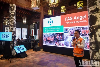 Ông Phạm Quốc Việt trong buổi trình bày dự án của FAS Angel tại Vòng chung khảo Giải thưởng Hành động vì Cộng đồng của Báo Nhân Dân.