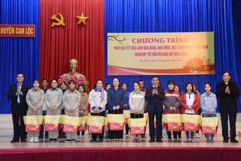 Đồng chí Trần Cẩm Tú trao quà, chúc Tết công nhân, người lao động tại Hà Tĩnh.