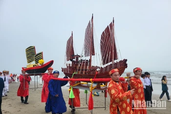 Lễ hội cầu ngư của làng Cam Lâm (Nghi Xuân, Hà Tĩnh) là dịp ngư dân gửi gắm, kỳ vọng một năm mới thuận buồm xuôi gió.