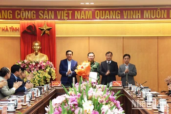 Các đồng chí Thường trực Tỉnh ủy Hà Tĩnh tặng hoa chúc mừng Thượng tá Nguyễn Xuân Thắng.