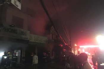 Cán bộ, chiến sĩ Phòng Cảnh sát phòng cháy, chữa cháy và cứu nạn cứu hộ Hà Tĩnh phối hợp với người dân kịp thời dập tắt đám cháy.
