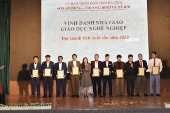 Đại diện lãnh đạo tỉnh Hà Tĩnh trao chứng nhận nhà giáo giáo dục nghề nghiệp xuất sắc năm 2022 cho các thầy, cô giáo.