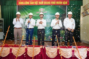 Đại diện lãnh đạo doanh nghiệp Nhựa Tiền Phong và chính quyền địa phương thực hiện lễ động thổ cầu Khe Tuần.