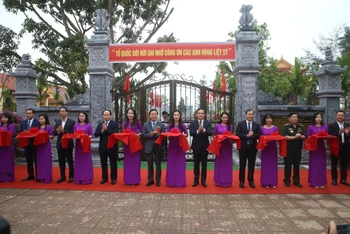 Các đồng chí lãnh đạo Đảng, Nhà nước và thành phố Hải Phòng, tỉnh Hà Tĩnh cắt băng khánh thành khu tưởng niệm các chiến sĩ hy sinh tại Cầu Nhe.