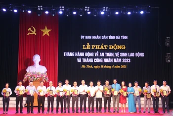 Lãnh đạo tỉnh Hà Tĩnh vinh danh các doanh nghiệp đi đầu, thực hiện tốt nhiệm vụ nâng cao đời sống cho người lao động.