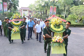 Các đồng chí lãnh đạo tỉnh Hà Tĩnh và huyện Đức Thọ dâng hoa tại mộ cố Tổng Bí thư Trần Phú.