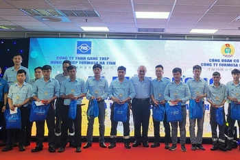 Đại diện lãnh đạo Công ty TNHH Gang thép Hưng Nghiệp Formosa Hà Tĩnh tặng quà cho các công nhân ưu tú của doanh nghiệp.