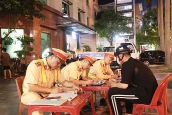 Công an thành phố Hà Tĩnh xử lý các trường hợp vi phạm trật tự an toàn giao thông.