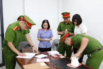 Cơ quan điều tra khám xét nơi làm việc của đối tượng Nguyễn Thị Bích Ngọc.