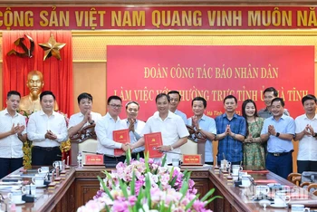 Lãnh đạo Báo Nhân Dân và tỉnh Hà Tĩnh ký kết chương trình phối hợp tuyên truyền giai đoạn 2023-2025.