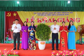 Lãnh đạo huyện Thạch Hà dự lễ khai giảng và tặng cây xanh cho Trường tiểu học Thạch Đài.