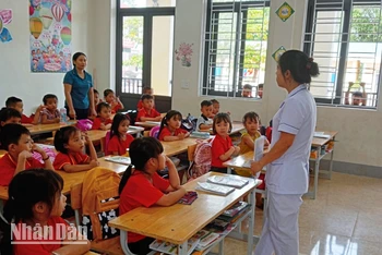 Cán bộ y tế hướng dẫn cán bộ, giáo viên, nhân viên và học sinh ở Hương Khê thực hiện các biện pháp phòng, chống dịch đau mắt đỏ.