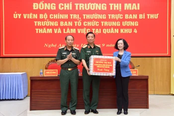 Đồng chí Trương Thị Mai tặng quà cho lãnh đạo Quân khu 4.