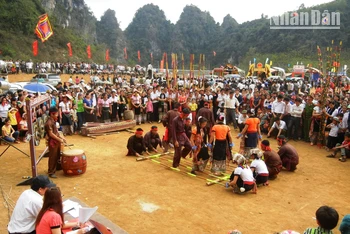 Lễ hội hang Bua ở Quỳ Châu (Nghệ An).