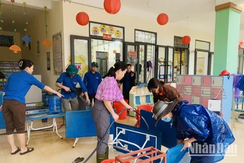Trường Mầm non Hương Đô huy động lực lượng dọn dẹp, vệ sinh môi trường sau lũ.