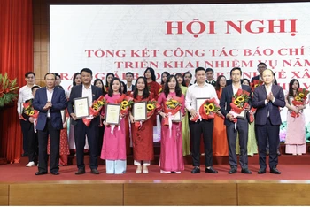 Đại diện lãnh đạo tỉnh Hà Tĩnh trao thưởng cho các tác giả, nhóm tác giả đạt giải Báo chí viết về xây dựng Đảng cấp tỉnh lần thứ VI, năm 2023.