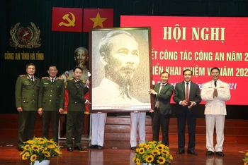 Các đồng chí lãnh đạo tỉnh Hà Tĩnh trao tặng Bộ Công an bức chân dung Bác Hồ.
