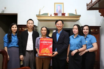 Công đoàn ngành y tế Hà Tĩnh tặng quà, thăm hỏi đoàn viên có hoàn cảnh khó khăn trong dịp Tết Nguyên đán.