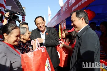 Phó Chủ tịch Quốc hội Trần Quang Phương và Bí thư Tỉnh ủy Hà Tĩnh Hoàng Trung Dũng tặng quà Tết cho người dân thị xã Kỳ Anh.
