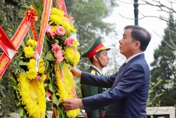 Đồng chí Trần Cẩm Tú dâng hoa tại Khu lưu niệm Tổng Bí thư Trần Phú.