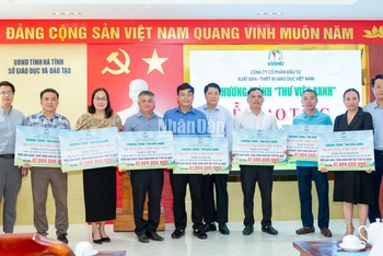 VEPIC trao tặng tủ sách và thiết bị hỗ trợ công tác dạy học cho thư viện các trường để học sinh dùng chung.