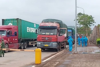 Các phương tiện làm thủ tục thông quan hàng hóa xuất nhập khẩu tại lối mở Km3+4 Hải Yên, Móng Cái, Quảng Ninh.
