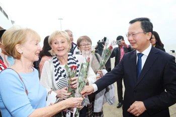 Quyền Chủ tịch Ủy ban nhân dân tỉnh tỉnh Quảng Ninh Cao Tường Huy tặng hoa và chúc Tết các vị khách đầu tiên đến "xông đất" Quảng Ninh trong ngày đầu tiên của năm mới 2023.