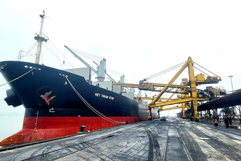 Tàu Việt Thuận Star vào "xông" cảng Cẩm Phả nhận tấn than đầu tiên của năm mới đi thị trường nội địa. 