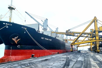 Tầu Việt Thuận Star vào "xông cảng" Cẩm Phả sáng mùng 1 Tết nhận tấn than đầu tiên của năm mới đi thị trường nội địa.