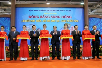 Thủ tướng Phạm Minh Chính và các đại biểu cắt băng khai mạc Triển lãm.