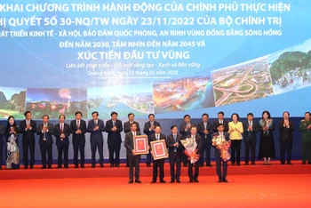 Phó Thủ tướng Trần Hồng Hà trao Quy hoạch tỉnh Quảng Ninh và Quy hoạch chung thành phố Hạ Long.