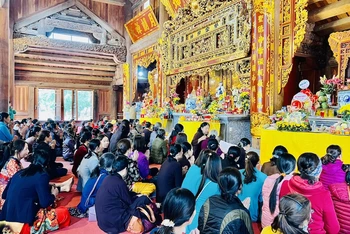 Đông đảo tăng ni, phật tử và du khách về lễ hội chùa Quỳnh Lâm năm 2023.