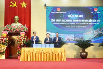 Lãnh đạo Bộ Xây dựng bàn giao tài liệu công bố Quy hoạch chung thành phố Hạ Long đến năm 2040.