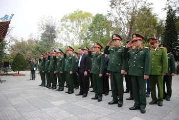Đoàn công tác Bộ Quốc phòng thắp hương tại Đài tưởng niệm các Anh hùng, liệt sĩ Pò Hèn.