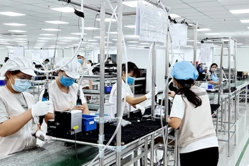 Sản xuất linh kiện điện tử tại khu công nghiệp Đông Mai, thị xã Quảng Yên, Quảng Ninh.