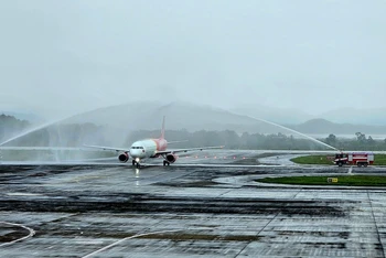 Chuyến bay số hiệu VJ4VJ8VJ6 chở những hành khách đầu tiên đến từ Cần Thơ hạ cánh xuống sân bay quốc tế Vân Đồn.