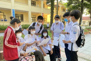 Các thí sinh trước giờ vào thi môn đầu tiên Ngữ văn trong sáng ngày 1/6 tại điểm thi Trường Trung học phổ thông Bạch Đằng, thị xã Quảng Yên.