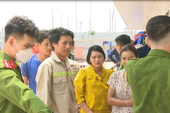 Lực lượng công an tổ chức xét nghiệm ma tuý cho công nhân, lao động đang làm việc tại khu công nghiệp Đông Mai, thị xã Quảng Yên.