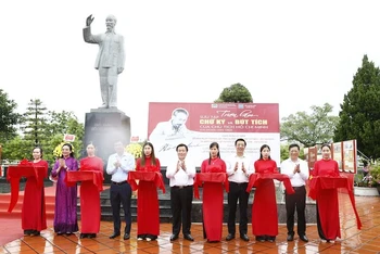 Các đại biểu cắt băng khai mạc triển lãm "Sưu tập chữ ký và bút tích của Chủ tịch Hồ Chí Minh" trên đảo Cô Tô.
