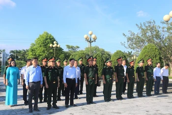 Đoàn công tác của Quân ủy Trung ương do Thượng Tướng Hoàng Xuân Chiến làm Trưởng đoàn cùng lãnh đạo tỉnh Quảng Ninh dâng hương tại Đài tưởng niệm các anh hùng liệt sĩ Pò Hèn.