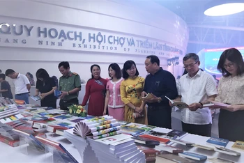 Các đại biểu tham quan gian trưng bày sách tại Thư viện tỉnh Quảng Ninh.