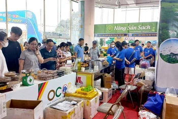 Các sản phẩm OCOP thu hút người tiêu dùng tại Hội chợ OCOP Quảng Ninh hè năm 2023.