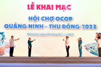 Các đại biểu nhấn nút Khai mạc Hội chợ OCOP Quảng Ninh - Thu Đông 2023.