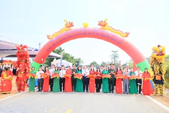 Các đại biểu cắt băng khánh thành dự án nâng cấp đường tỉnh lộ 341 nối 2 cửa khẩu của Quảng Ninh.