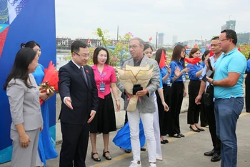 Lãnh đạo tỉnh Quảng Ninh tặng hoa chào mừng Đoàn đại biểu tham dự Hội nghị Nghị sĩ trẻ toàn cầu tham quan Vịnh Hạ Long. (Ảnh Trung tâm truyền thông Quảng Ninh)